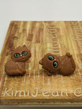 Load image into Gallery viewer, Brown Cat With Green Eyes Earrings
