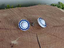 Load image into Gallery viewer, Blue &amp; White Flower Pattern Earrings
